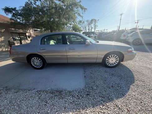 Used 2003 Lincoln Town Car Signature RWD image 3