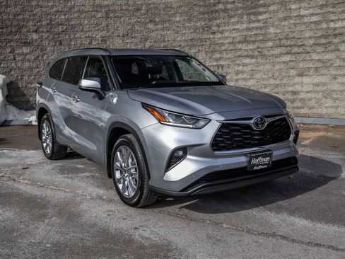 Used 2021 Toyota Highlander Limited image 2
