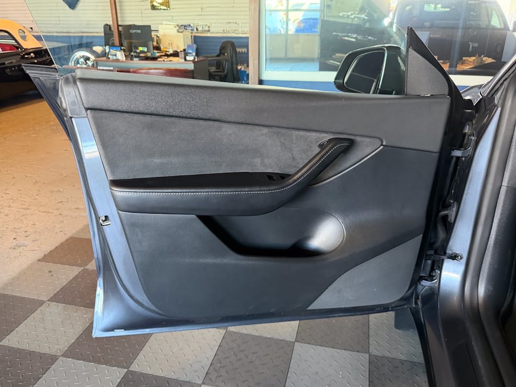 Used 2021 Tesla Model Y Long Range AWD/4WD image 24