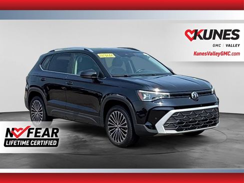 Used 2025 Volkswagen Taos SE FWD image 1