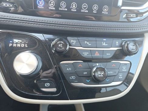 Used 2017 Chrysler Pacifica Limited w/ Advanced Safetytec Group FWD image 26