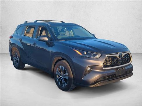 Certified 2023 Toyota Highlander XLE image 3