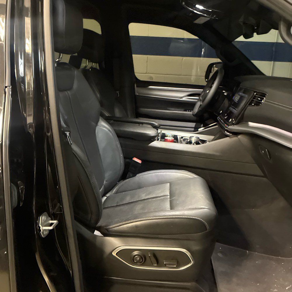 Used 2024 Jeep Wagoneer Series II w/ Convenience Group I AWD/4WD image 8