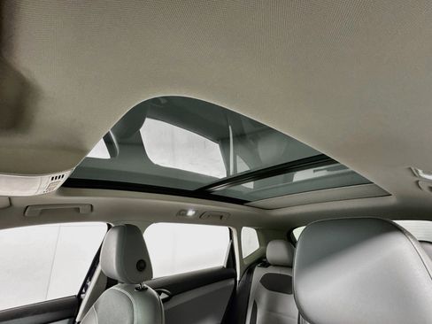 Used 2023 Volkswagen Taos SE w/ Panoramic Sunroof Package AWD/4WD image 4