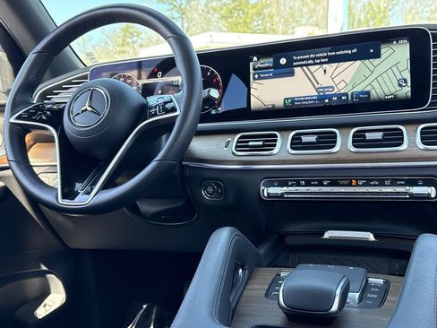 Used 2025 Mercedes-Benz GLE 350 4MATIC image 3