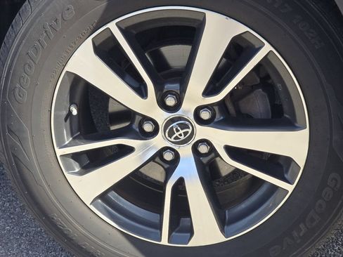 Used 2018 Toyota RAV4 XLE FWD image 7