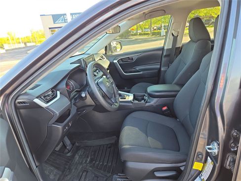 Used 2021 Toyota RAV4 LE AWD/4WD image 16