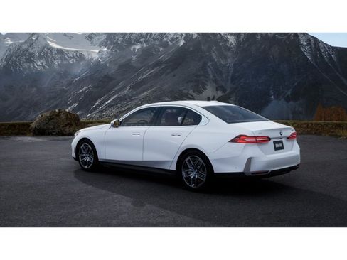 New 2027 BMW i5 eDrive40 RWD image 2