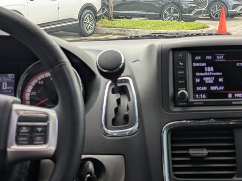 Used 2019 Dodge Grand Caravan GT FWD image 17