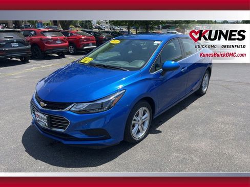 Used 2018 Chevrolet Cruze LT w/ Convenience Package FWD image 10