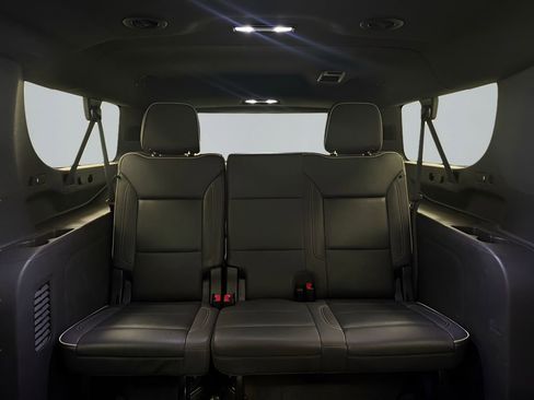 Used 2023 Chevrolet Suburban Premier RWD image 16