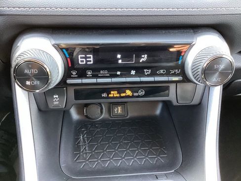 Used 2025 Toyota RAV4 XLE image 18