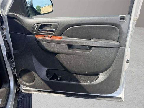Used 2014 Chevrolet Suburban LTZ RWD image 32