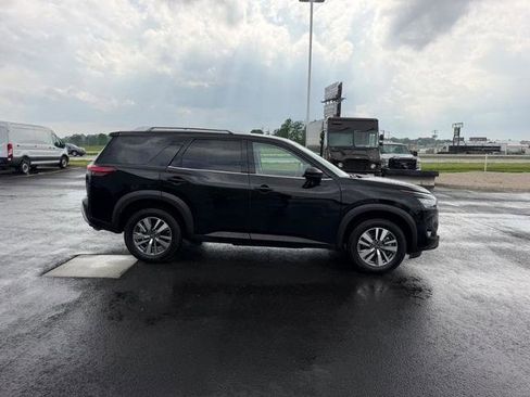 Used 2025 Nissan Pathfinder SL AWD/4WD image 4