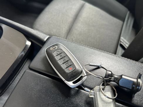 Used 2025 Nissan Rogue SV FWD image 22