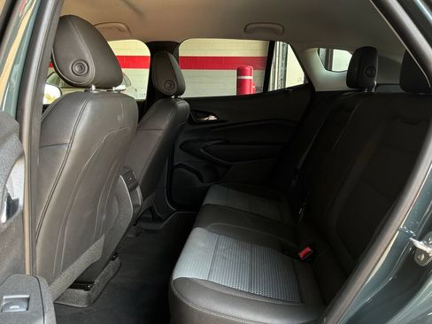 Used 2025 Chevrolet Trax LT w/ LT Convenience Package FWD image 12