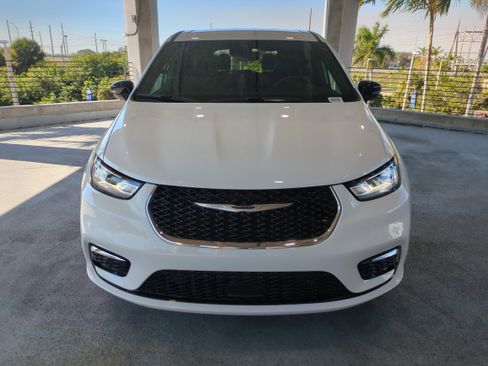New 2026 Chrysler Pacifica Select image 3