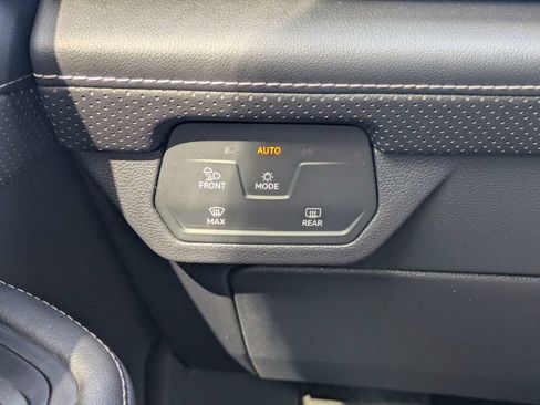 Used 2025 Volkswagen Atlas SE FWD image 25
