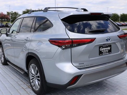 Used 2022 Toyota Highlander Platinum FWD image 3