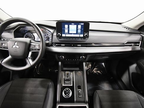 Used 2024 Mitsubishi Outlander SE image 3