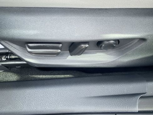 Used 2025 Toyota Camry SE w/ Convenience Package image 13