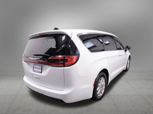 Used 2024 Chrysler Pacifica Touring-L image 7