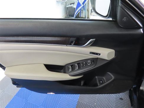 Used 2018 Honda Accord Touring image 16