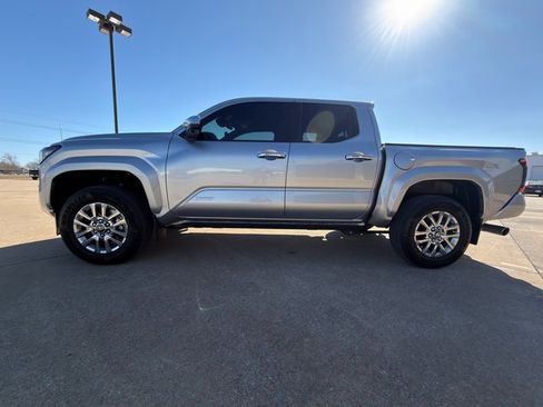 Used 2025 Toyota Tacoma Limited image 11