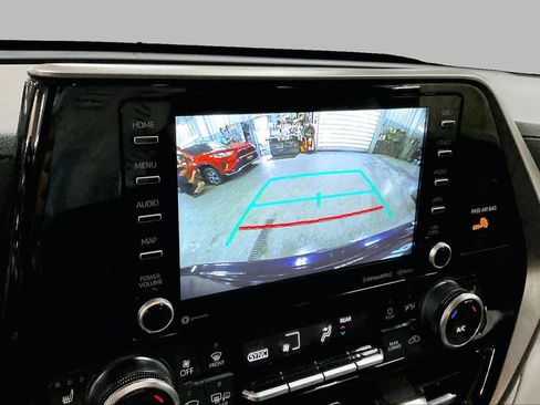 Used 2022 Toyota Highlander XLE AWD/4WD image 27