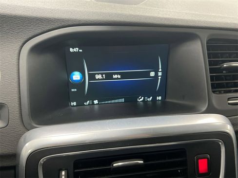 Used 2017 Volvo V60 T6 R-Design Platinum image 13