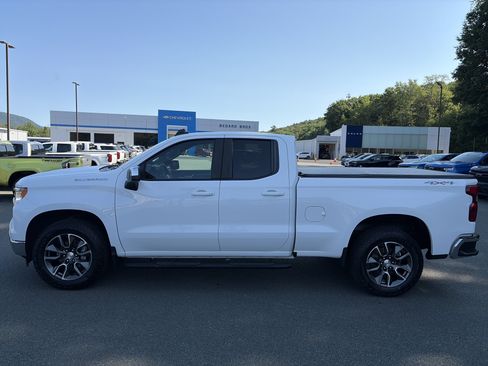 Used 2023 Chevrolet Silverado 1500 LT AWD/4WD image 2