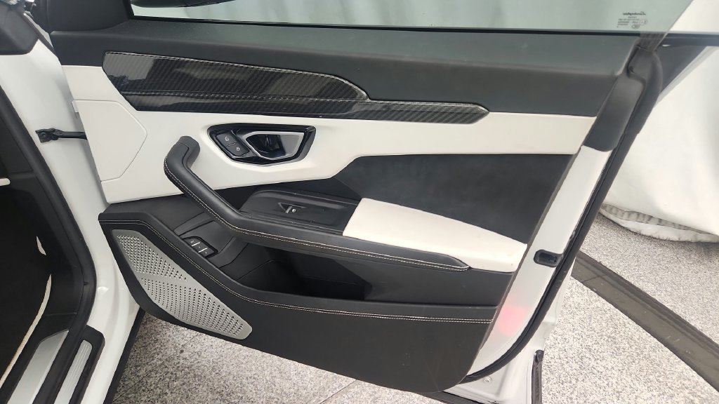 Used 2019 Lamborghini Urus AWD/4WD image 36