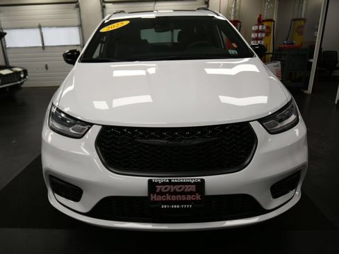 Used 2025 Chrysler Pacifica Limited FWD image 3