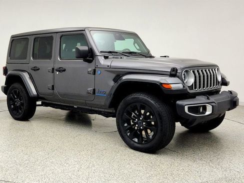 Used 2025 Jeep Wrangler Unlimited Sahara w/ Safety Group AWD/4WD image 3