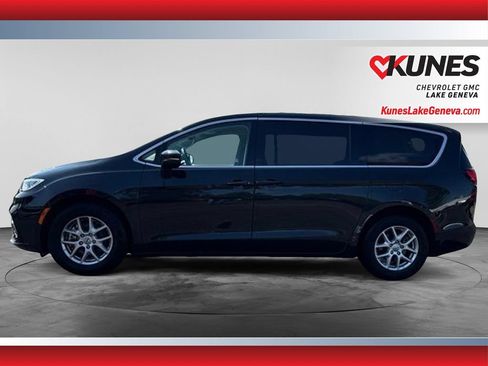 Used 2023 Chrysler Pacifica Touring-L FWD image 9