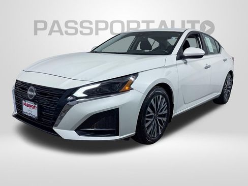 Used 2024 Nissan Altima 2.5 SV w/ SV Premium Package image 1