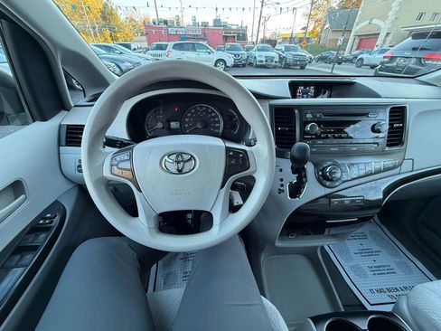 Used 2013 Toyota Sienna LE image 40