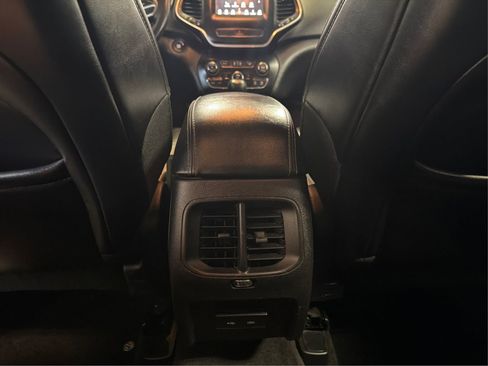 Used 2019 Jeep Cherokee Latitude Plus w/ Cold Weather Group AWD/4WD image 24