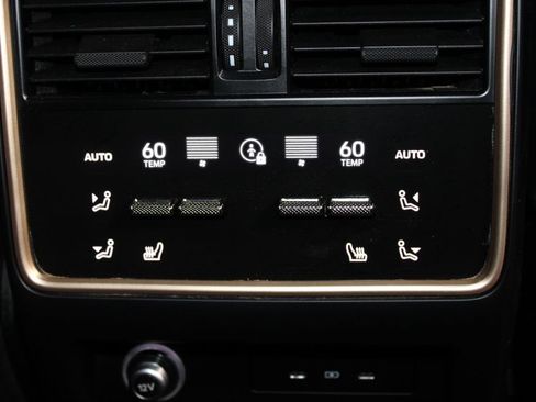 Used 2024 Porsche Cayenne Coupe AWD/4WD image 32