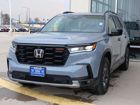 Used 2025 Honda Pilot TrailSport image 3