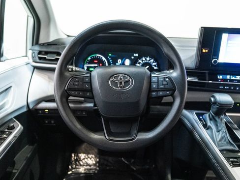 Certified 2025 Toyota Sienna LE FWD image 16