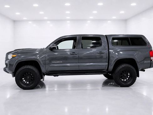 Used 2017 Toyota Tacoma TRD Sport w/ Premium & Technology Package AWD/4WD image 2
