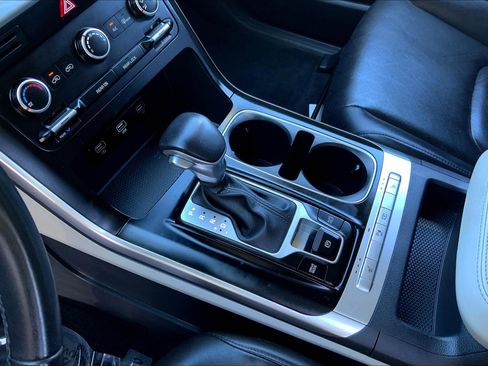 Used 2024 Kia Carnival LX image 19