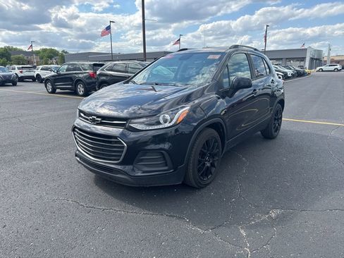 Used 2021 Chevrolet Trax LT w/ Premium Seat Package FWD image 1