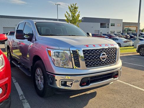 Used 2018 Nissan Titan SV w/ SV Convenience Package AWD/4WD image 4