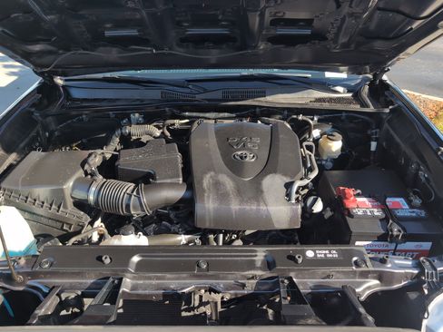 Certified 2019 Toyota Tacoma TRD Sport image 33