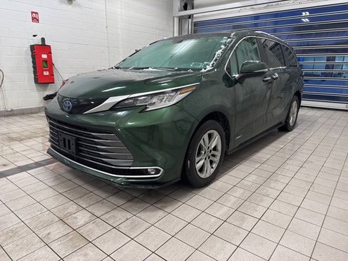 Used 2021 Toyota Sienna Limited image 2