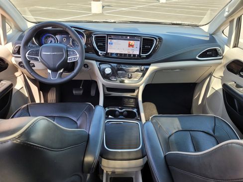 Used 2023 Chrysler Pacifica Limited image 15