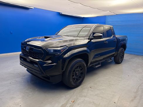Used 2024 Toyota Tacoma TRD Sport w/ TRD Sport Premium Package AWD/4WD image 4