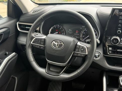 Used 2022 Toyota Highlander XLE FWD image 15